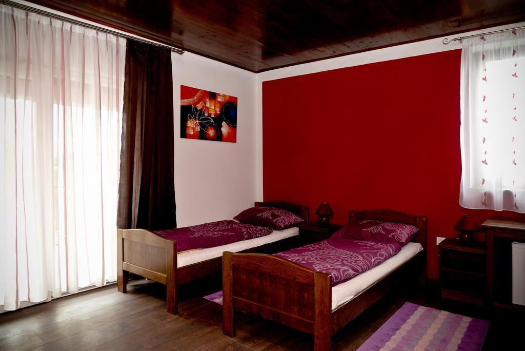 Guesthouse Pink Panther Udbina Kamer foto