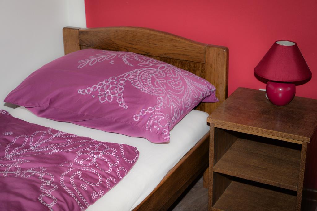 Guesthouse Pink Panther Udbina Kamer foto