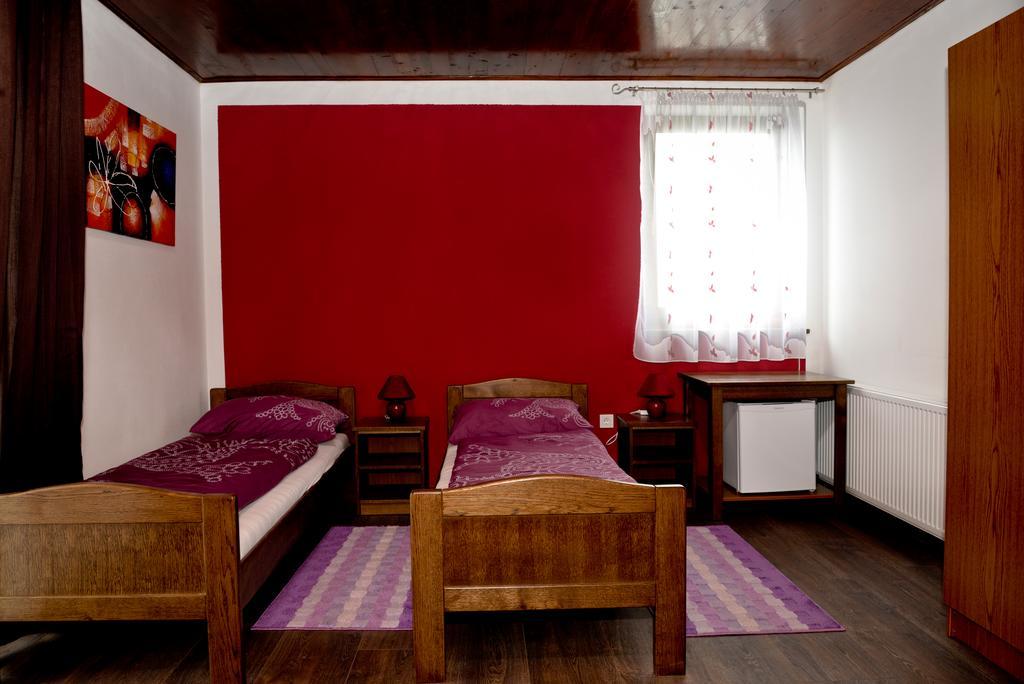 Guesthouse Pink Panther Udbina Buitenkant foto