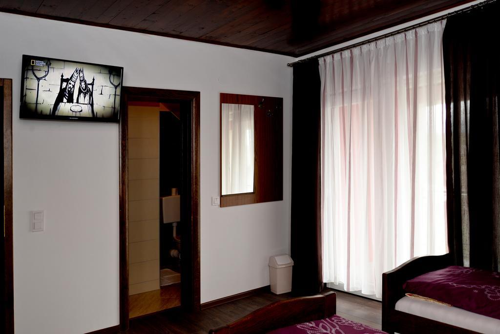 Guesthouse Pink Panther Udbina Buitenkant foto