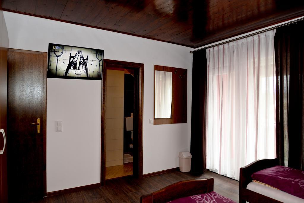 Guesthouse Pink Panther Udbina Buitenkant foto