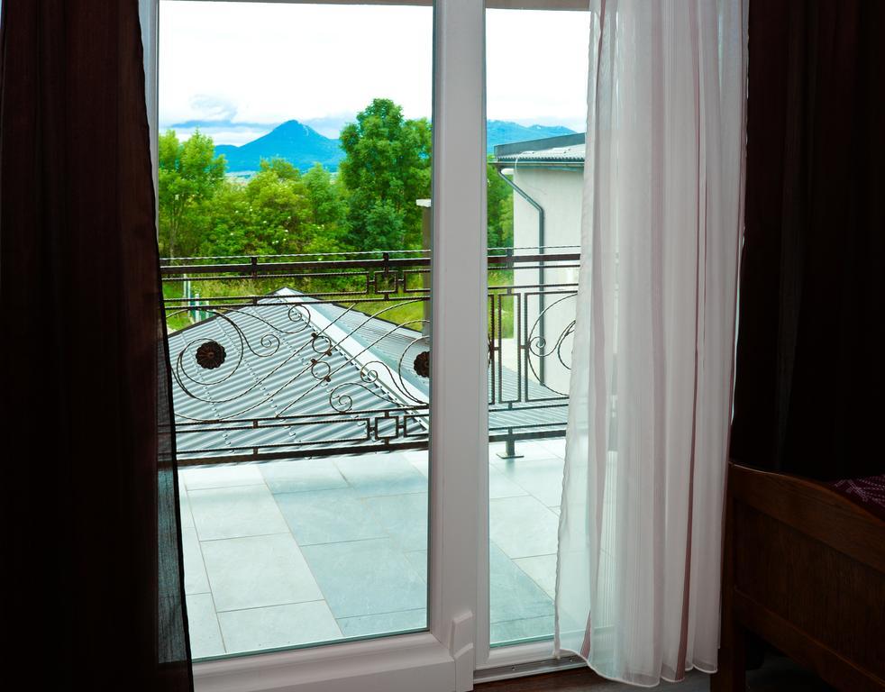 Guesthouse Pink Panther Udbina Buitenkant foto